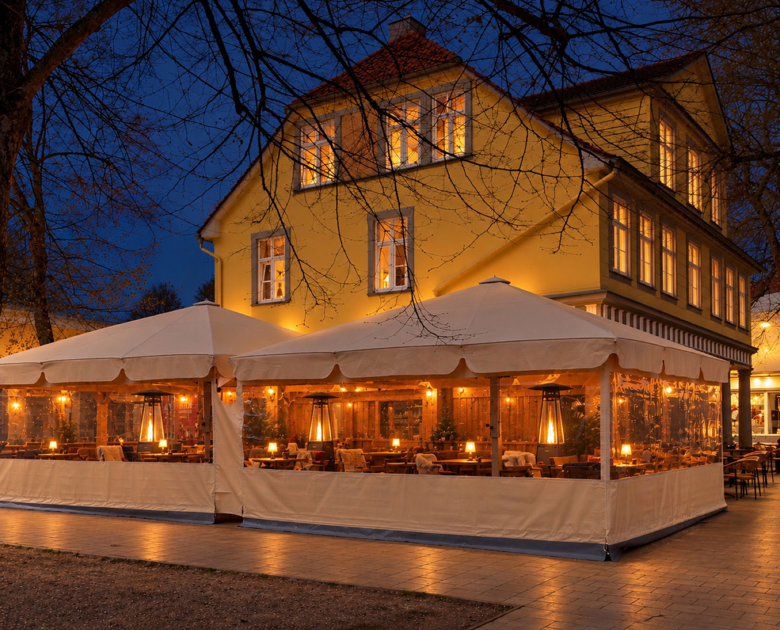 Der beheizte Pavillon vor dem Café am Kurpark in der Abenddämmerung
