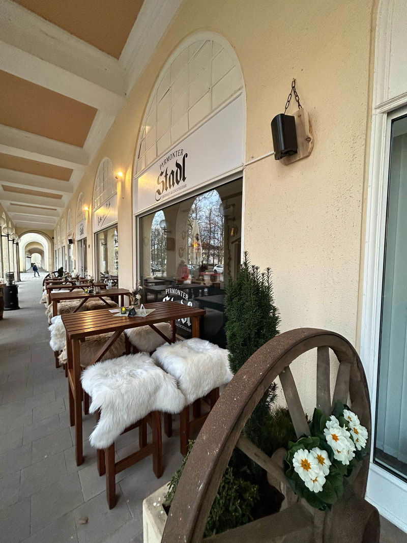 Rustikaler Gastraum des Pyrmonter Stadl mit Holztischen und warmer Bierhaus-Atmosphäre