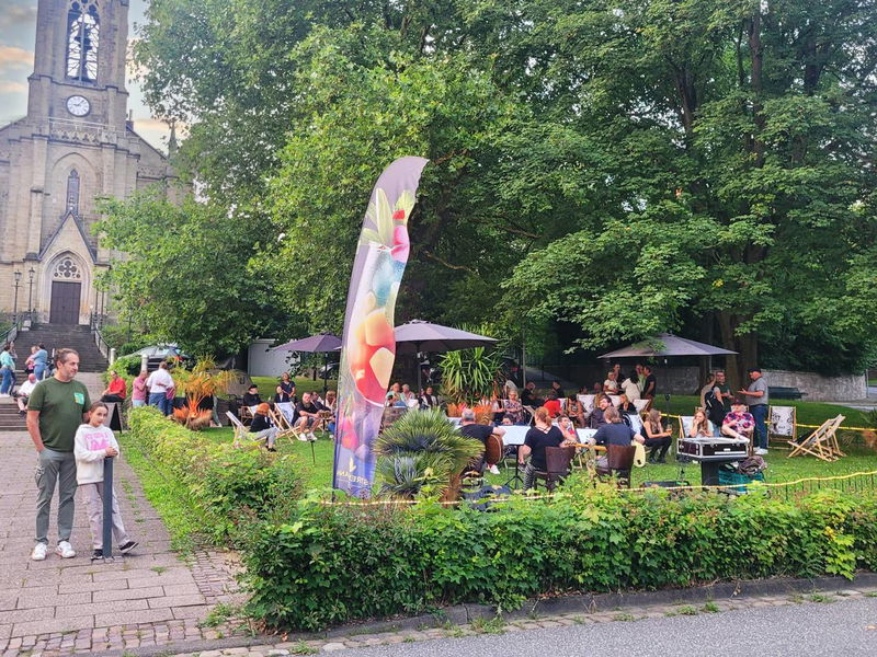 Sitzplätze im Freien vor der Stresemann Bar