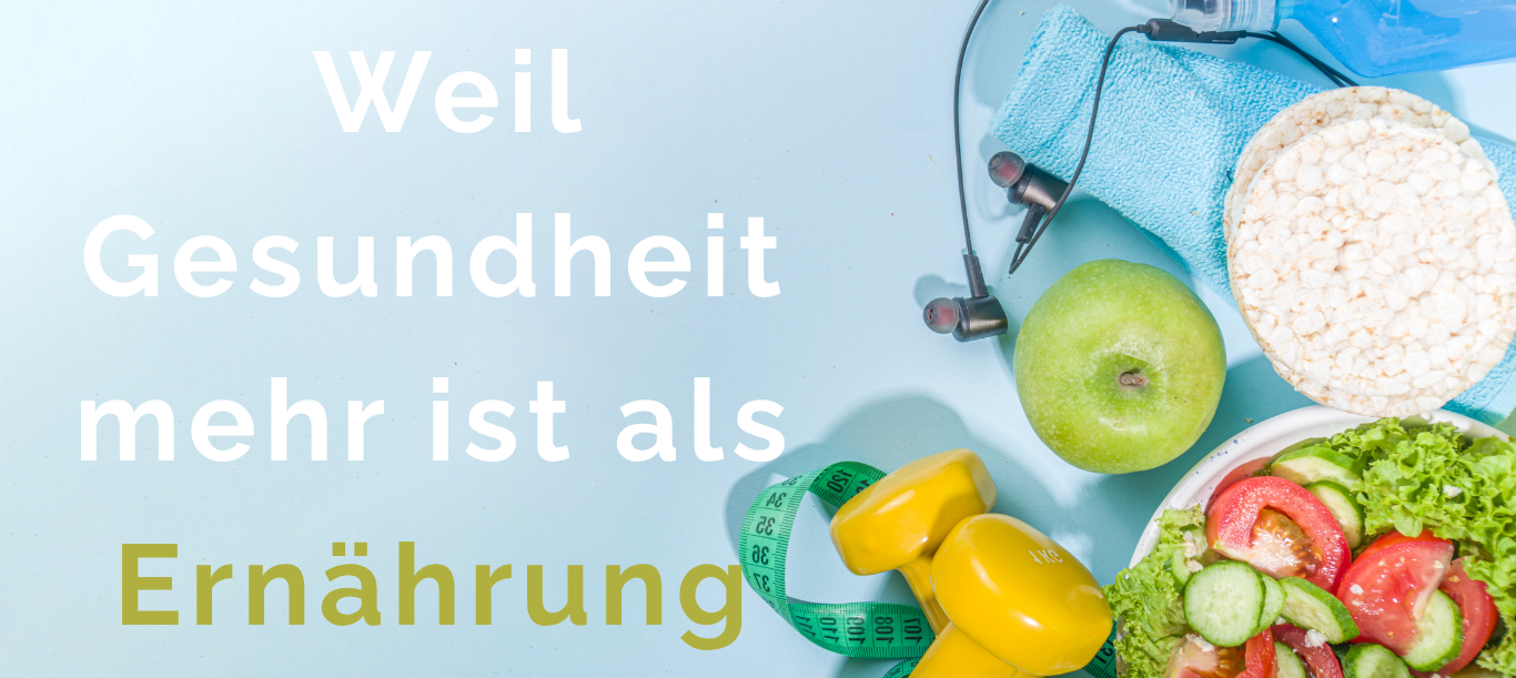 Apfel, Hantel, Maßband, Reiswaffeln und ein Salatteller auf hellblauem Grund, daneben der Schriftzug „Weil Gesundheit mehr ist als Ernährung"